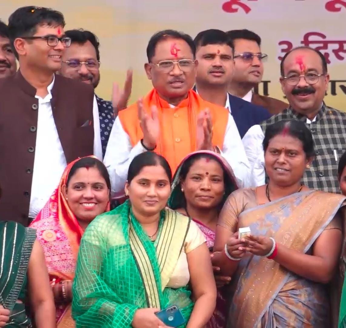 मुख्यमंत्री  श्री साय के आग्रह  पर श्रीमती सरस्वती यादव ने  बटन  दबाकर महतारी वंदन की  10 वीं किश्त की राशि जारी की।