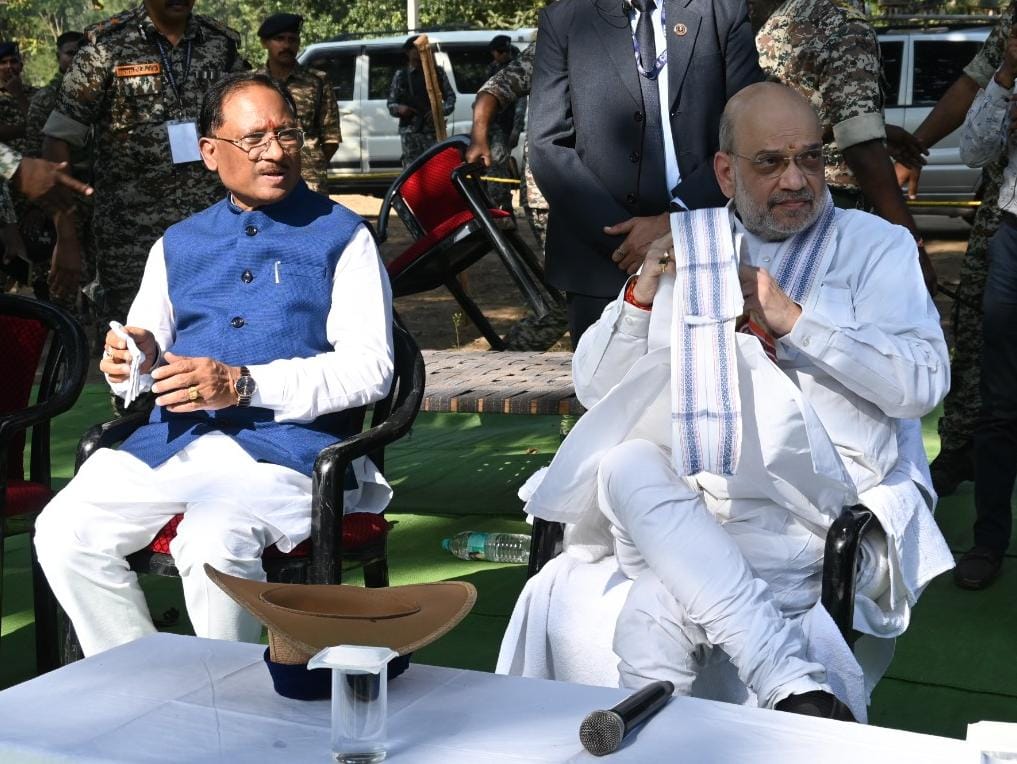 बीजापुर के  गांव गुण्डम में महुआ पेड़ के नीचे केन्द्रीय गृह मंत्री ने लगाई चौपाल: ग्रामीणों से खुलकर की चर्चा