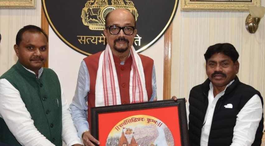 राज्यपाल डेका से उत्तर प्रदेश के समाज कल्याण राज्य मंत्री श्री गोंड ने सौजन्य भेंट की