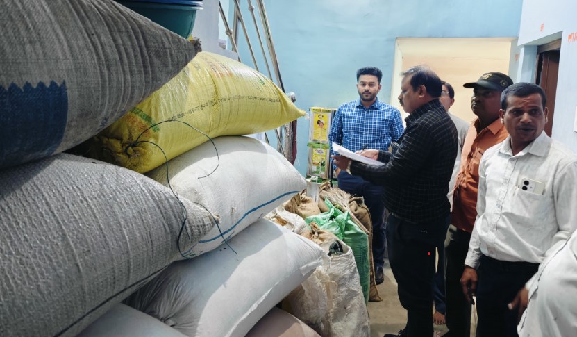 अवैध भण्डारण के मामले में 62 क्विंटल से धान जब्त