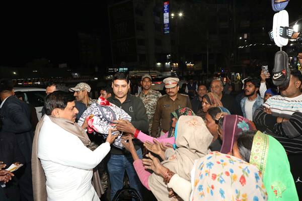 मुख्यमंत्री डॉ. यादव ने देर रात भोपाल के रैन बसेरों में पहुँचकर जरूरतमंदों और महिलाओं को वितरित किए कंबलकलेक्टर को सभी रैन बसेरों में राम-रोटी प्रारंभ करने के दिए निर्देश