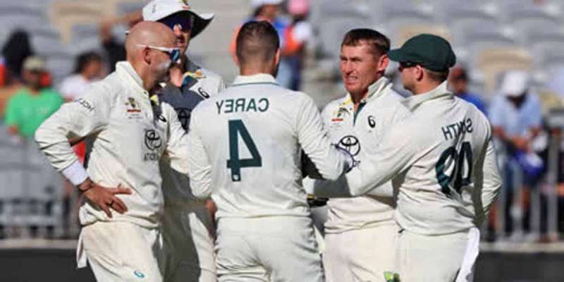 IND vs AUS: ऑस्ट्रेलियाई खिलाड़ी एडिलेड टेस्ट में काली पट्टी बांधकर क्यों खेल रहे हैं? ये है वजह