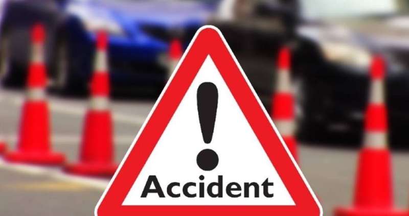 सड़क हादसा, कार और वैन की जोरदार टक्कर में तीन लोगों की हुई मौत, 18 घायल