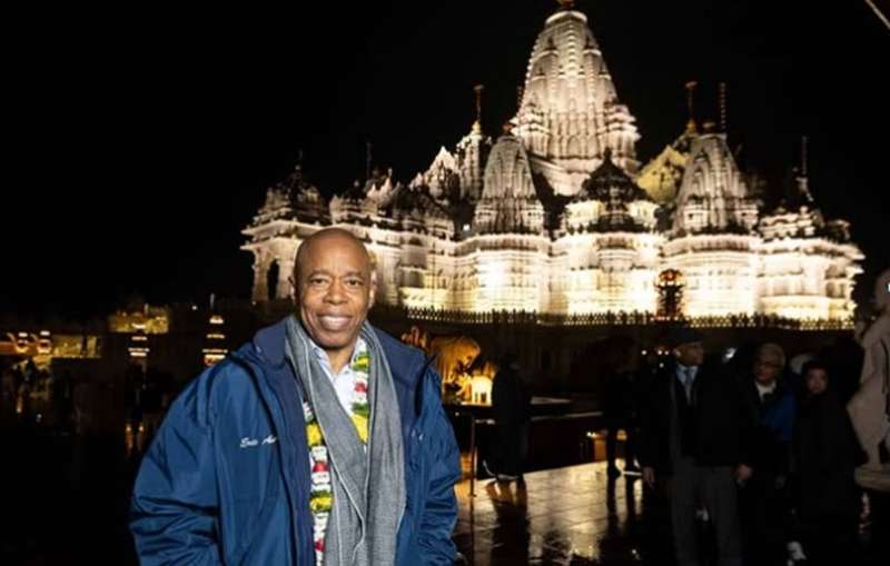 न्यूयॉर्क के मेयर एरिक एडम्स ने की अक्षरधाम मंदिर की यात्रा, प्रमुख स्वामी महाराज से की मुलाकात