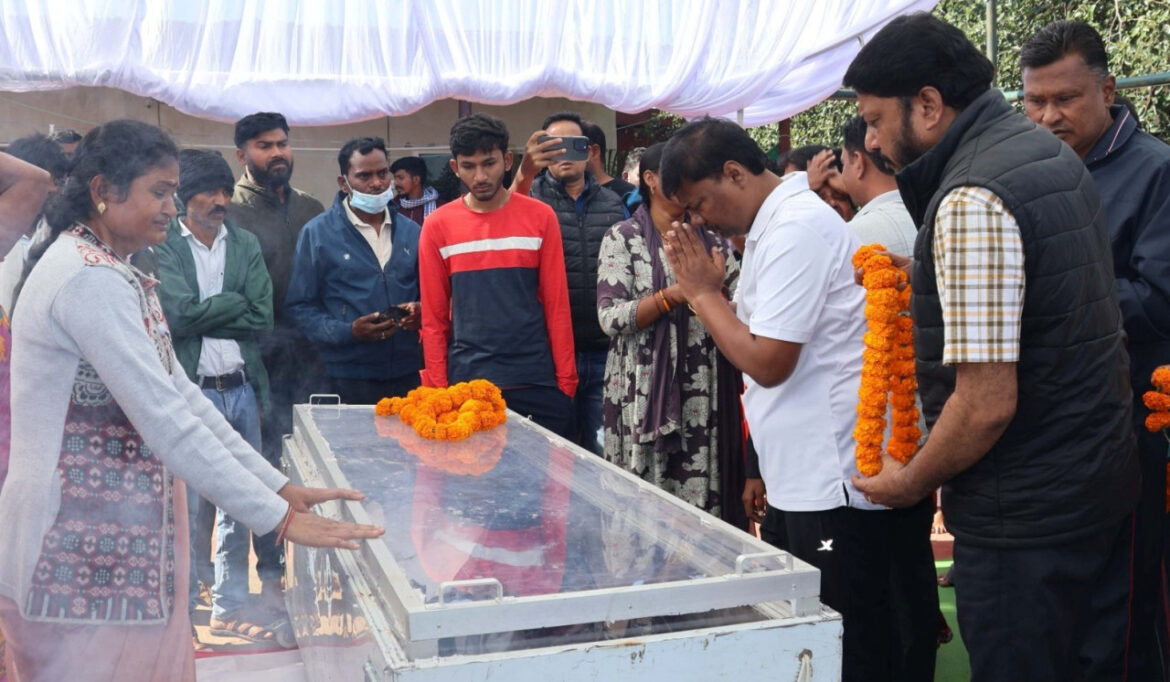 वन मंत्री  केदार कश्यप पहुंचे स्वर्गीय मुकेश चंद्रकर के घर