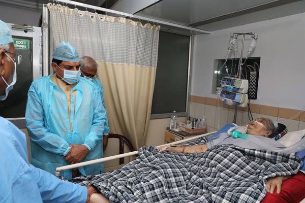 मुख्यमंत्री डॉ. यादव ने श्रीमती शर्मा के स्वास्थ्य का हालचाल जाना