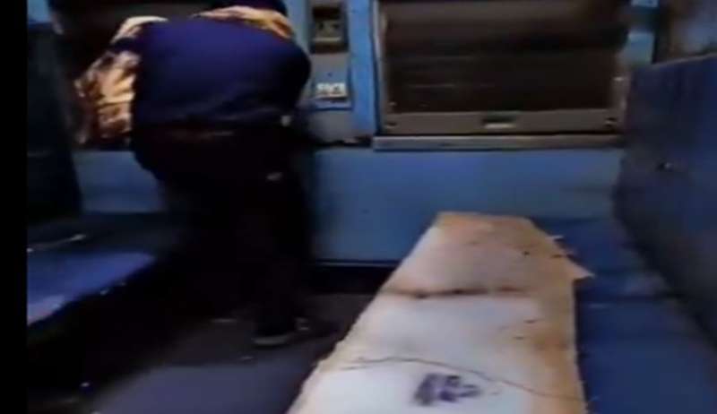 रील के लिए चलती ट्रेन में शख्स ने फाड़ा ट्रेन का सीट कवर