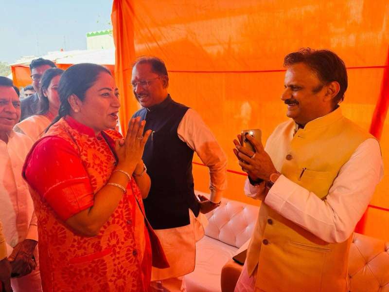 उप मुख्यमंत्री शुक्ल ने दिल्ली की मुख्यमंत्री गुप्ता को दी बधाई