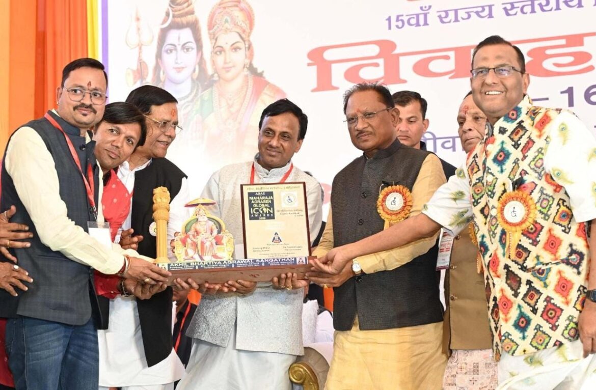 मुख्यमंत्री  विष्णुदेव साय ने दिव्यांगजनों के सामूहिक विवाह समारोह में नवविवाहित जोड़ों को दिया आशीर्वाद