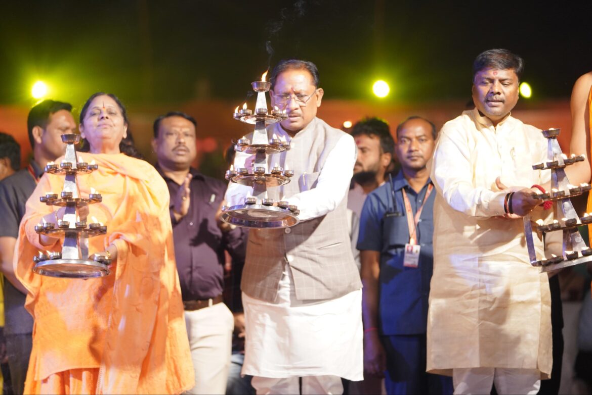 मुख्यमंत्री श्री विष्णुदेव साय ने भगवान श्री राजीव लोचन की पूजा-अर्चना कर प्रदेशवासियों की सुख-समृद्धि की कामना की