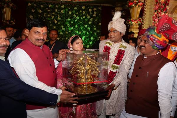 मुख्यमंत्री डॉ. यादव ग्वालियर में मंत्री श्री शुक्ला के पारिवारिक विवाह समारोह में हुए शामिल