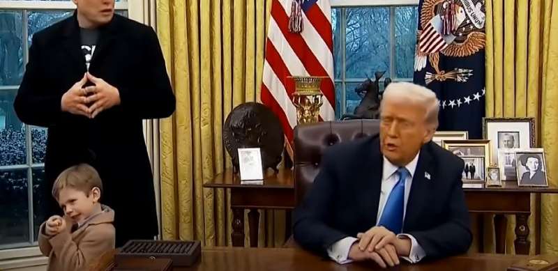 मस्क के बेटे की शरारत से ट्रंप असहज, बदला गया ऑफिस का डेस्क