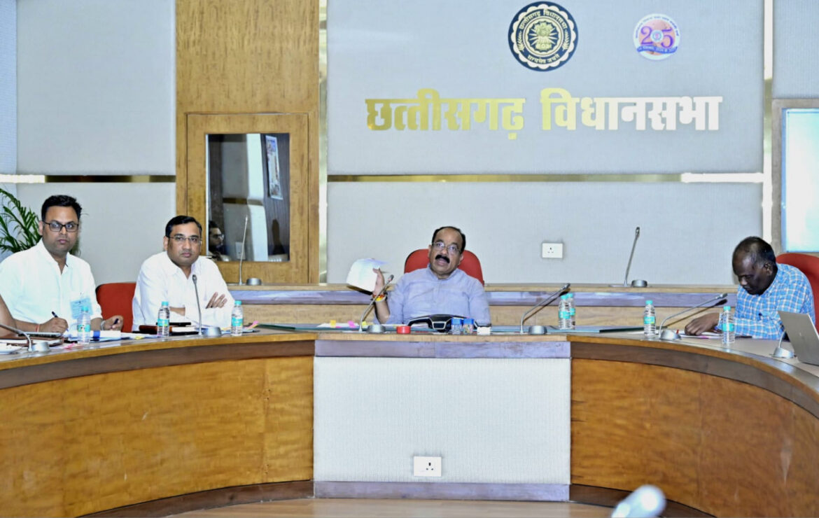 उप मुख्यमंत्री अरुण साव ने नगरीय निकायों के कार्यों की समीक्षा की