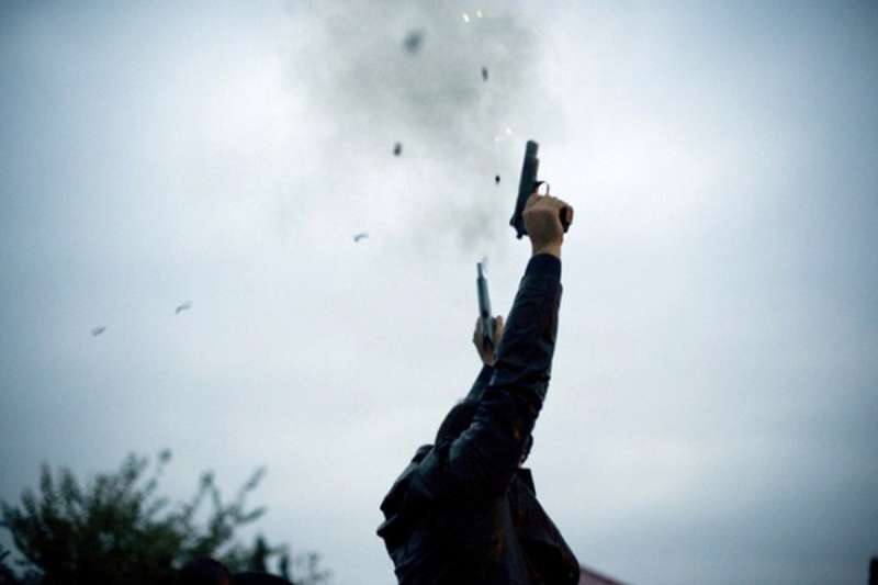 मामूली विवाद के चलते पिता-पुत्र ने खुलेआम की फायरिंग, केस दर्ज