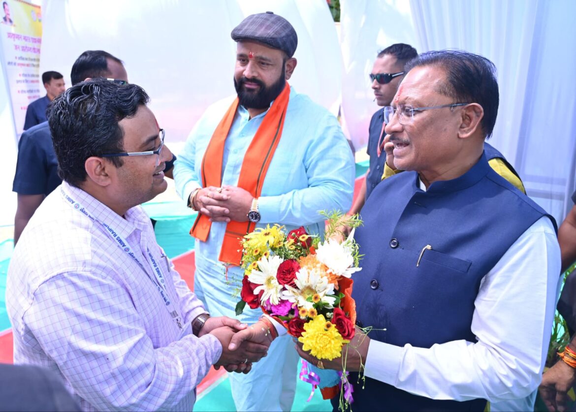 मुख्यमंत्री श्री विष्णुदेव साय ने स्वर्गीय कुमार दिलीप सिंह जूदेव की स्मृति में आयोजित वृहद स्वास्थ्य परीक्षण शिविर का किया शुभारंभ