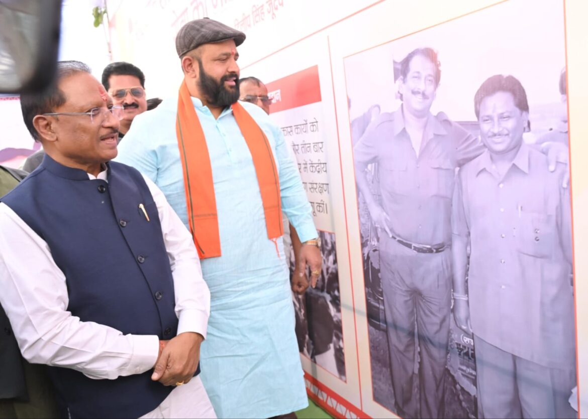 मुख्यमंत्री श्री विष्णु देव साय ने कुनकुरी में स्व. कुमार दिलीप सिंह जूदेव की प्रतिमा  पर माल्यार्पण कर किया नमन