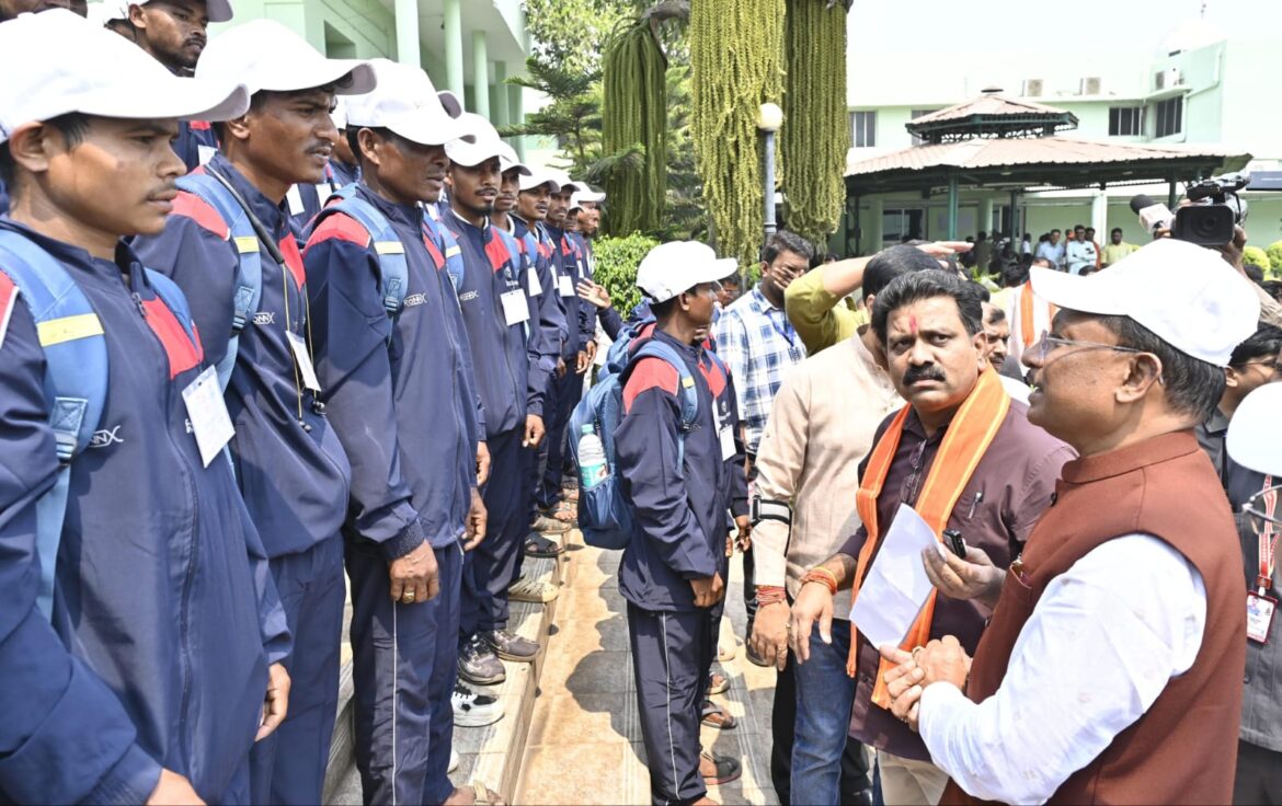 छत्तीसगढ़ विधानसभा परिसर में गूंज उठी बीजापुर के युवाओं की बुलंद आवाज – ‘नक्सलवाद से मुक्ति और विकास की राह पर आगे बढ़ने का है इरादा