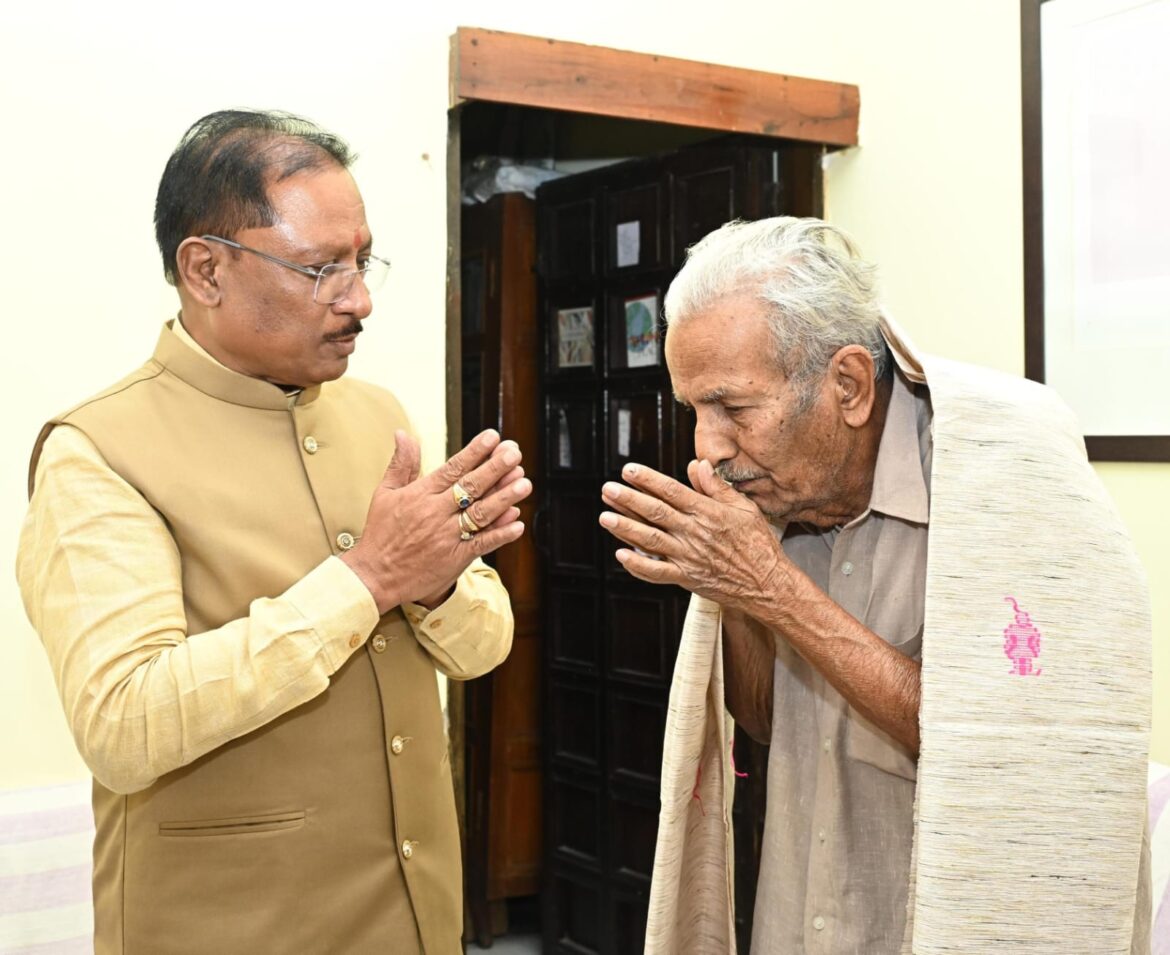 मुख्यमंत्री श्री विष्णुदेव साय ने साहित्यकार श्री विनोद कुमार शुक्ल के निवास पहुंचकर की उनसे मुलाकात*