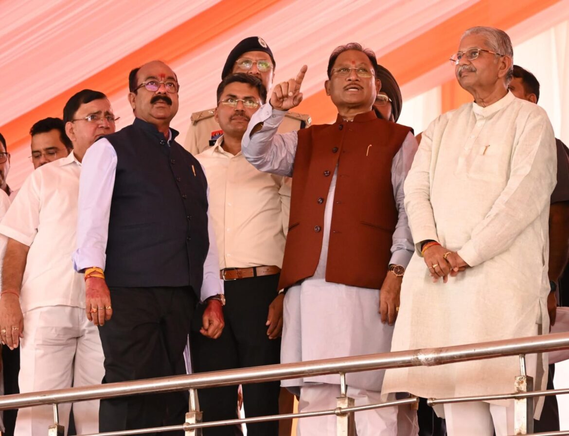 प्रधानमंत्री श्री नरेन्द्र मोदी के बिलासपुर दौरे की तैयारियों का मुख्यमंत्री श्री विष्णुदेव साय ने कार्यक्रम स्थल पर पहुँचकर लिया जायजा