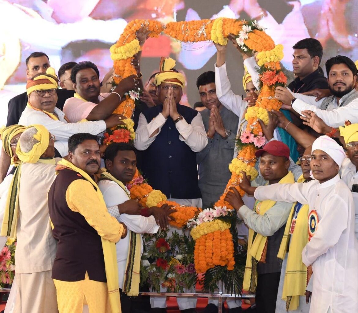 मुख्यमंत्री श्री साय की उपस्थिति में जुड़े रिश्ते और संवरे भविष्य:  नवविवाहितों को मिला आशीर्वाद, सामुदायिक भवन की मिली सौगात, कोचिंग सुविधा के लिए हुआ एमओयू