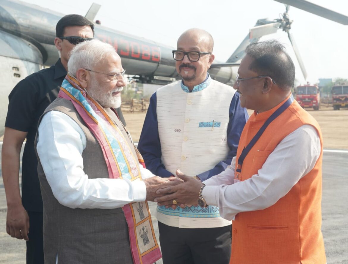 मुख्यमंत्री श्री विष्णुदेव साय ने प्रधानमंत्री श्री नरेंद्र मोदी का हेलीपैड में किया आत्मीय स्वागत
