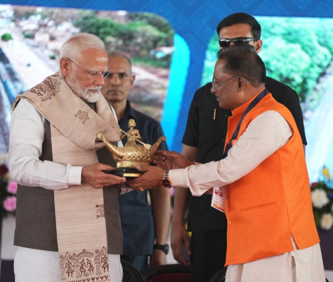 छत्तीसगढ़ की सांस्कृतिक पहचान और महिला सशक्तिकरण का प्रतीक भेंट: मुख्यमंत्री श्री विष्णुदेव साय ने प्रधानमंत्री श्री नरेंद्र मोदी को भेंट किया बिलासा देवी केवट का मोमेंटो