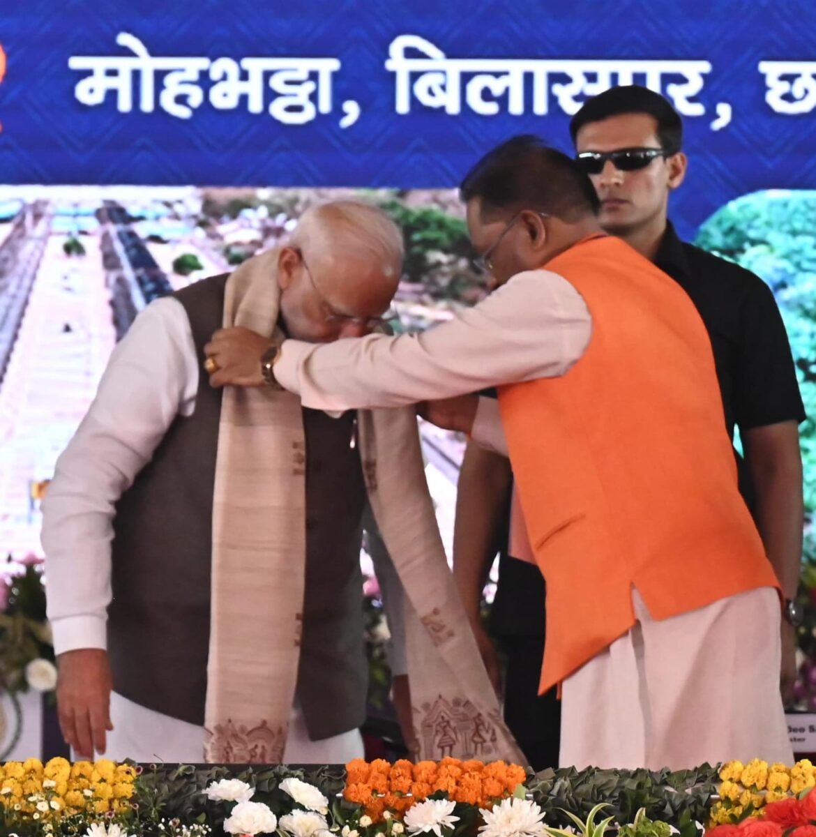 छत्तीसगढ़ की बुनाई, संस्कृति और जीवंत परंपराओं का प्रतीक – प्रधानमंत्री श्री नरेंद्र मोदी को भेंट किया गया कोसा सिल्क से बना हस्तनिर्मित शॉल