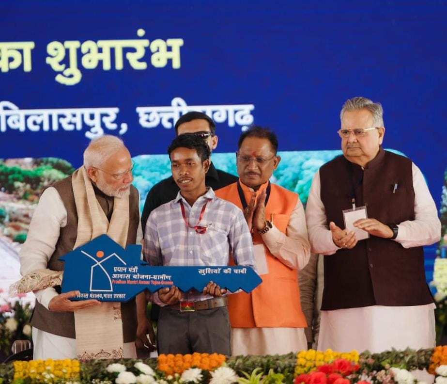 पक्का मकान बन गया है?” – प्रधानमंत्री श्री नरेंद्र मोदी के सवाल पर मुस्कराए दल्लु राम बैगा, कहा – “हां, बन गया है