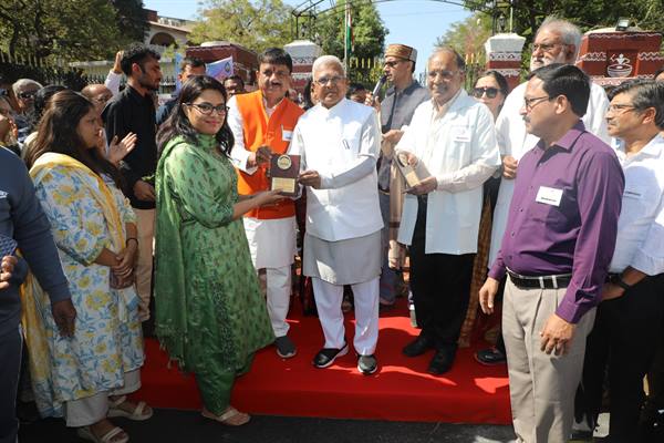 राज्यपाल श्री पटेल ने अंगदान जनजागृति कार रैली को राजभवन से हरी झंडी दिखा किया रवाना