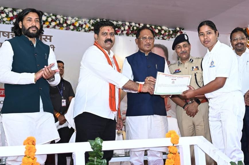 मुख्यमंत्री श्री विष्णुदेव साय ने उप निरीक्षक संवर्ग में चयनित अभ्यर्थियों को प्रदान किया नियुक्ति पत्र