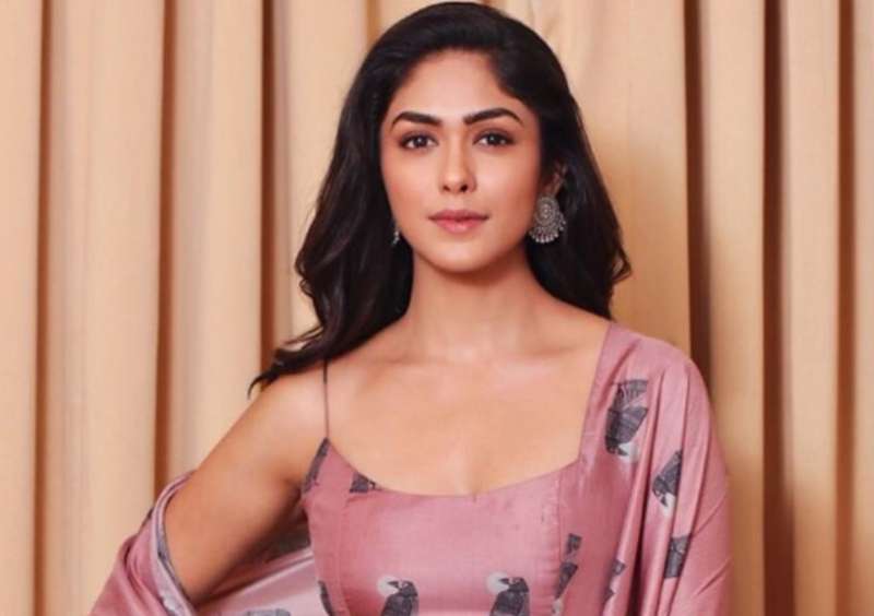 फिल्म ‘डकैत’ की शूटिंग से मृणाल ठाकुर ने दी सेट की झलक, फैंस में बढ़ी उम्मीदें