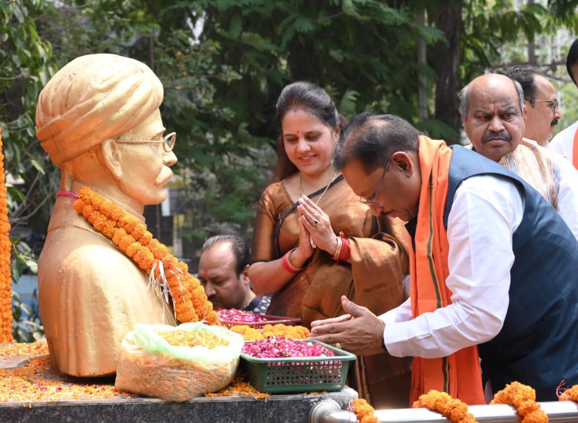मुख्यमंत्री श्री विष्णु देव साय ने स्वतंत्रता संग्राम सेनानी मधुसूदन दास की प्रतिमा पर किया माल्यार्पण