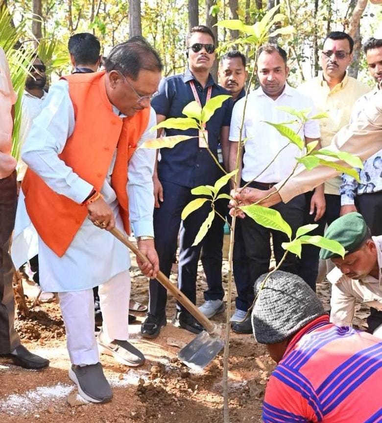 मुख्यमंत्री श्री विष्णुदेव साय ने बगिया में पर्यावरण वाटिका का किया लोकार्पण