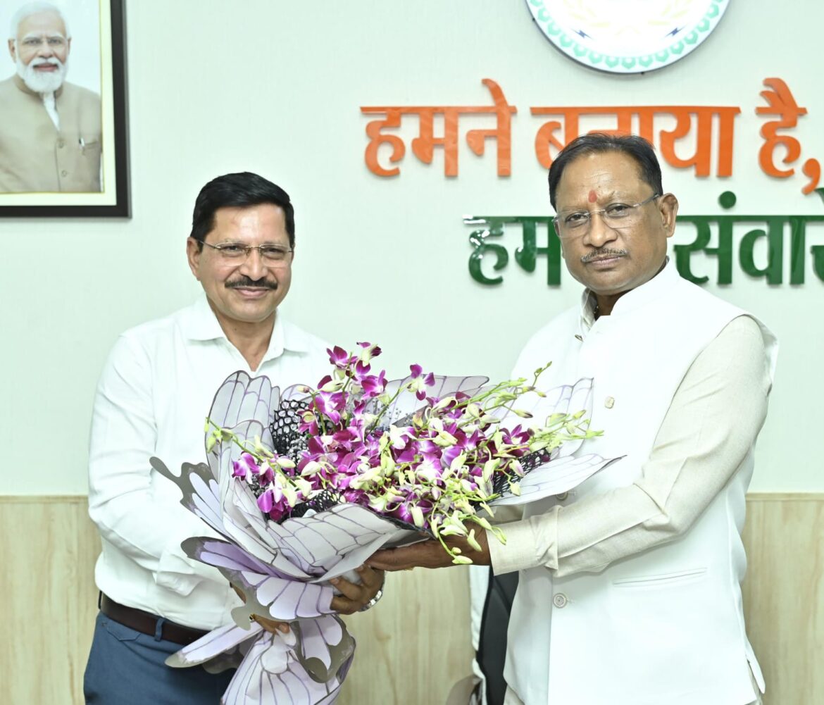 मुख्यमंत्री श्री विष्णु देव साय से एसईसीएल के नवनियुक्त सीएमडी श्री हरीश दुहन ने की सौजन्य भेंट