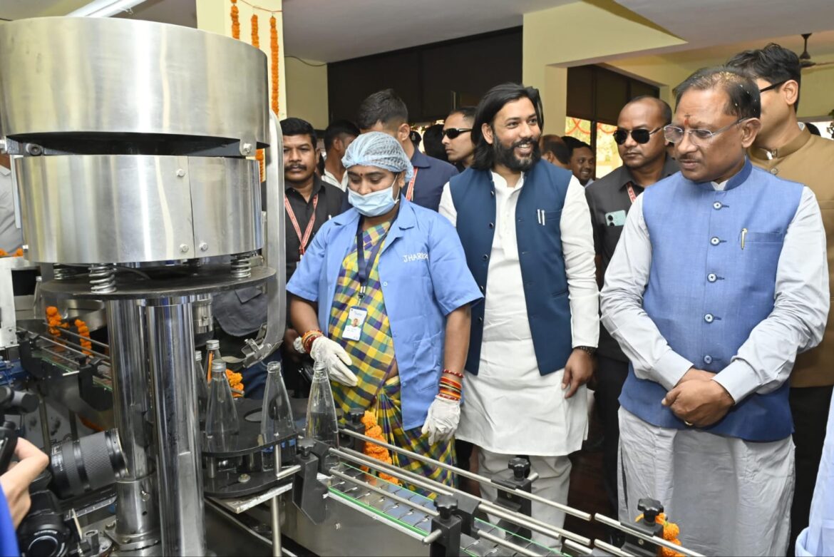 मुख्यमंत्री श्री विष्णुदेव साय ने किया ‘झरिया’ एल्कलाइन वॉटर बॉटलिंग प्लांट का शुभारंभ