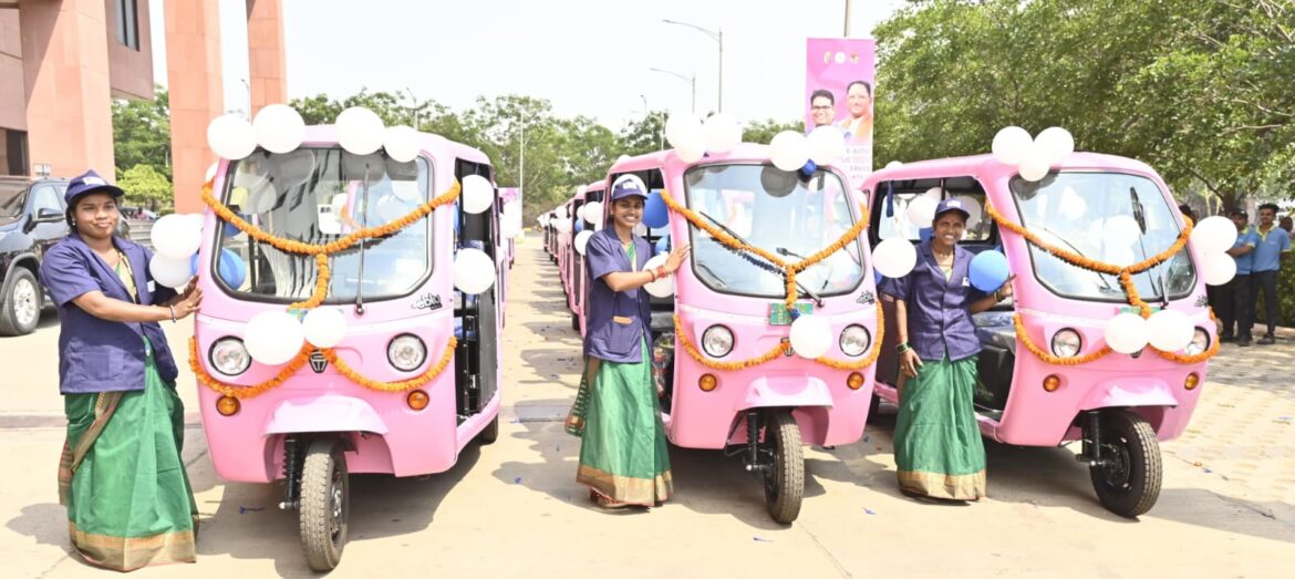 मुख्यमंत्री श्री विष्णु देव साय ने नवा रायपुर में ई-ऑटो सेवा का किया शुभारंभ