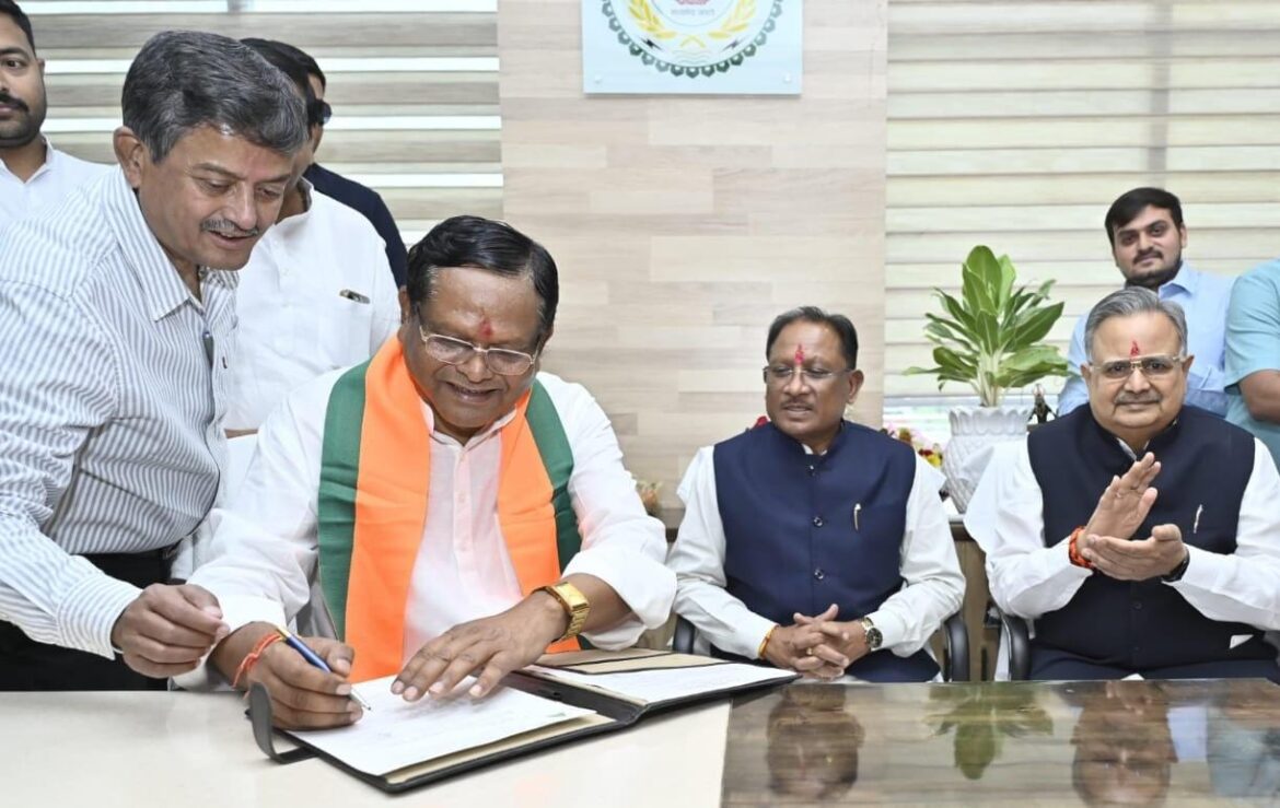 मुख्यमंत्री श्री विष्णु देव साय  छत्तीसगढ़ राज्य वन विकास निगम के अध्यक्ष श्री रामसेवक पैकरा के पदभार ग्रहण समारोह में हुए शामिल