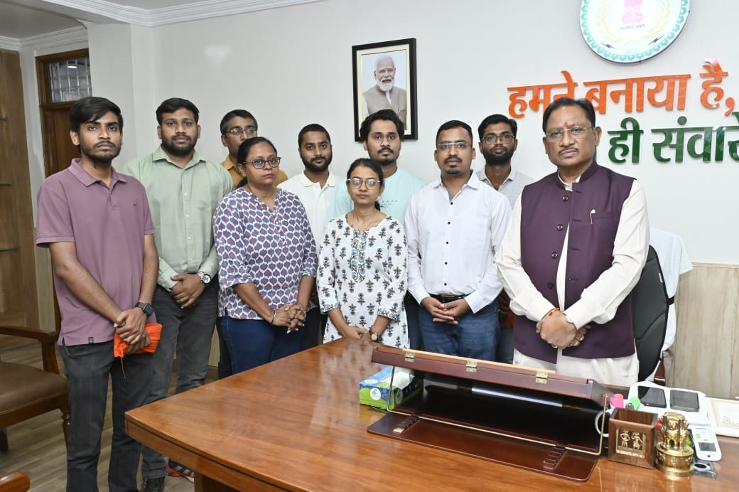 मुख्यमंत्री श्री विष्णु देव साय से सौजन्य मुलाकात के बाद बीएड प्रशिक्षित बर्खास्त सहायक शिक्षकों ने आंदोलन समाप्ति की घोषणा की