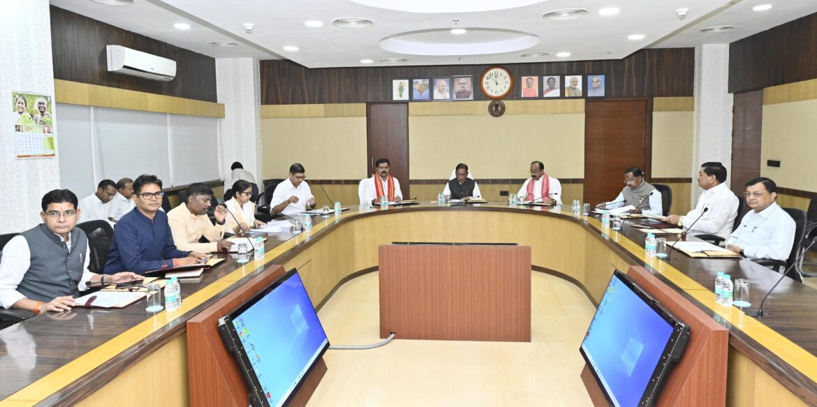 मुख्यमंत्री श्री विष्णु देव साय की अध्यक्षता में मंत्रालय, महानदी भवन में कैबिनेट की बैठक शुरू