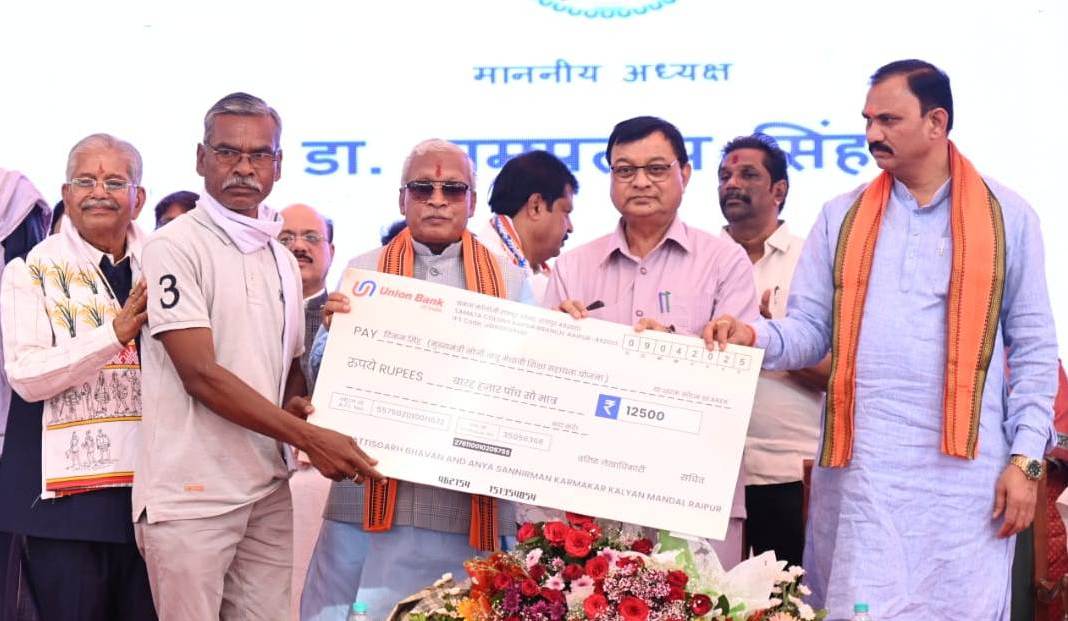 मुख्यमंत्री छत्तीसगढ़ भवन एवं अन्य सन्निर्माण कर्मकार कल्याण मंडल के नवनियुक्त अध्यक्ष डॉ. रामप्रताप सिंह के पदभार ग्रहण समारोह में हुए शामिल