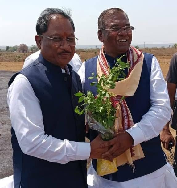 मुख्यमंत्री विष्णुदेव साय का मंडला हेलीपैड में किया गया भव्य स्वागत