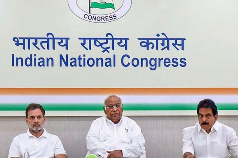 पहलगाम आतंकी हमले को लेकर भारतीय सेना द्वारा शुरू किए गए ‘ऑपरेशन सिंदूर’ पर कांग्रेस कार्यसमिति की बैठक