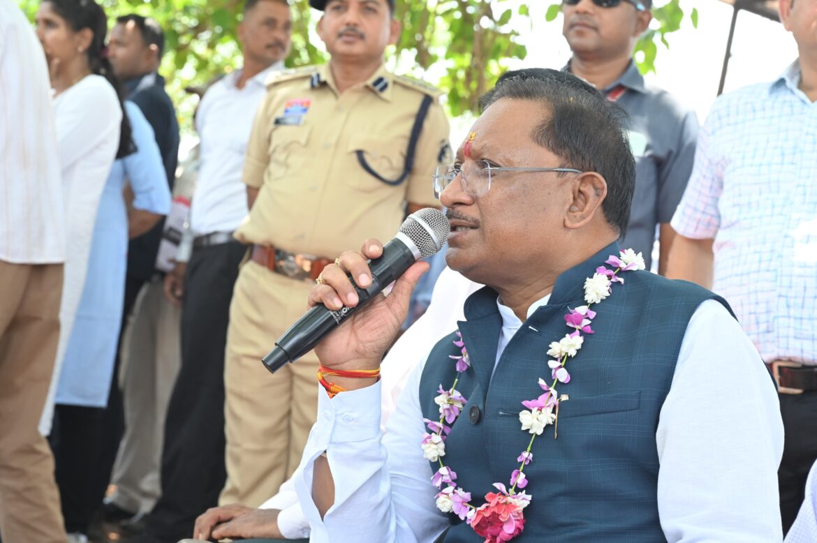 मुख्यमंत्री खुद उतरे ग्राउंड जीरो पर: अचानक पहुंचे बेमेतरा के सहसपुर, लिया ग्रामीणों से सीधा फीडबैक