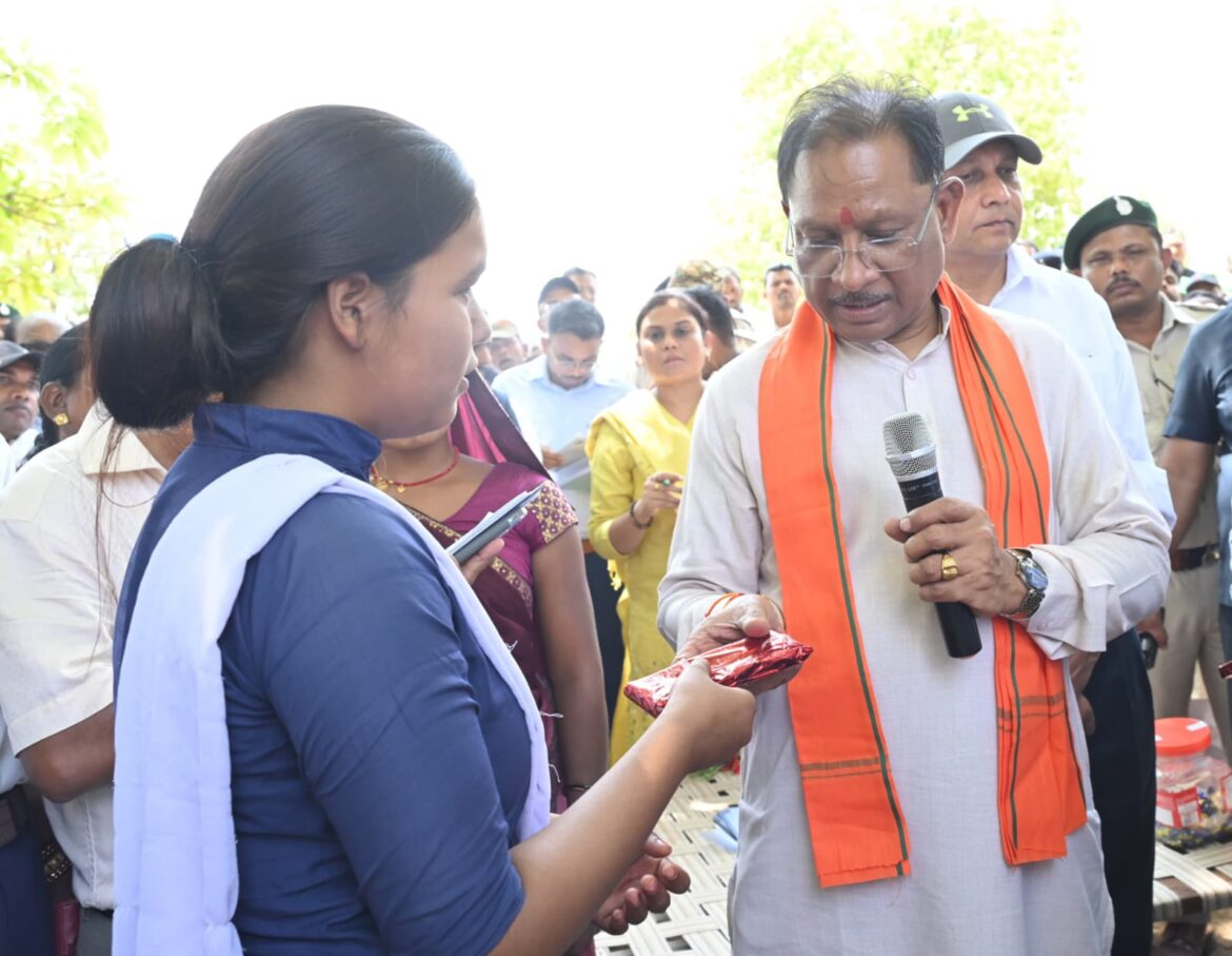 बैगा समुदाय की बिटिया ने किया टॉप, मुख्यमंत्री से की मुलाकात