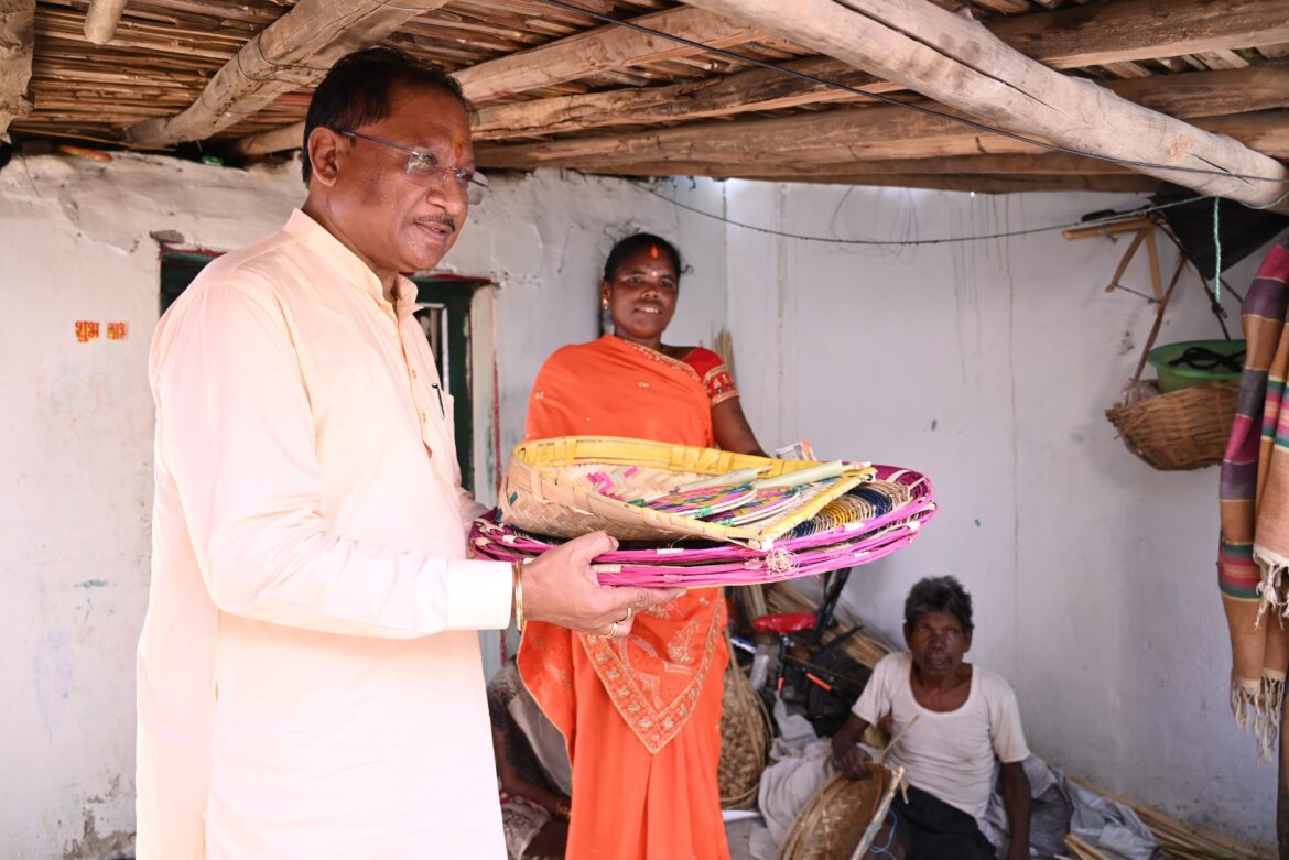 मुख्यमंत्री श्री विष्णु देव साय ने परिवार में शादी के लिए कुलेश्वरी कमार से खरीदा पर्रा, धुकना और सुपा