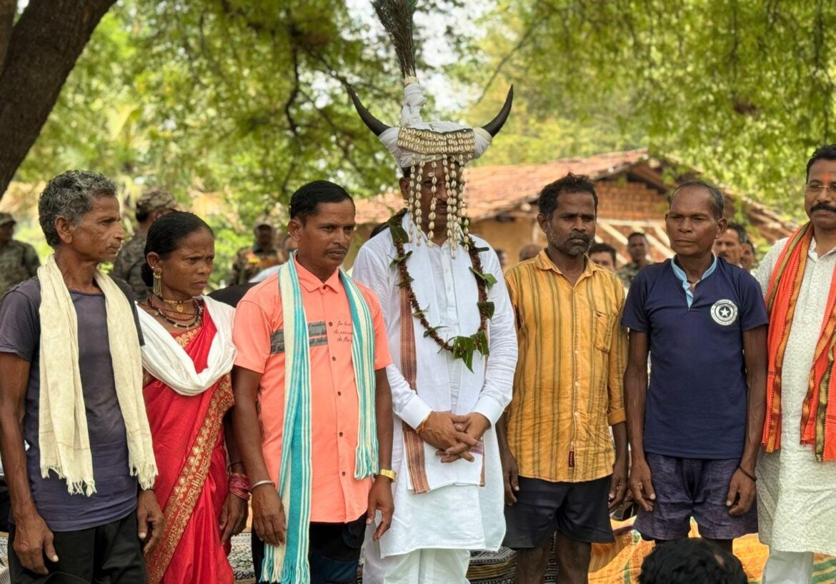 मुख्यमंत्री श्री विष्णु देव साय पहुंचे दंतेवाड़ा जिले के ग्राम मुलेर : छत्तीसगढ़ के अंतिम छोर पर पहुंचा सुशासन तिहार
