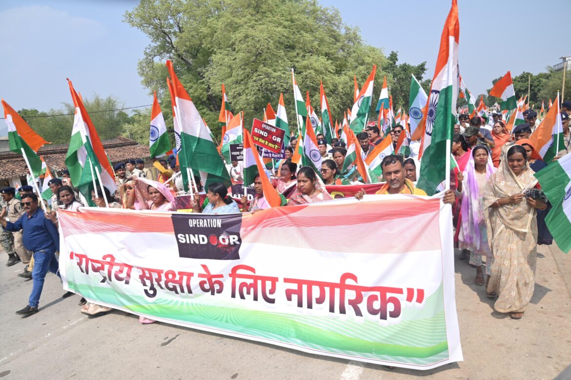 देशभक्तिपूर्ण गीतों के साथ जशपुर के चराईडांड में निकाली गई तिरंगा यात्रा