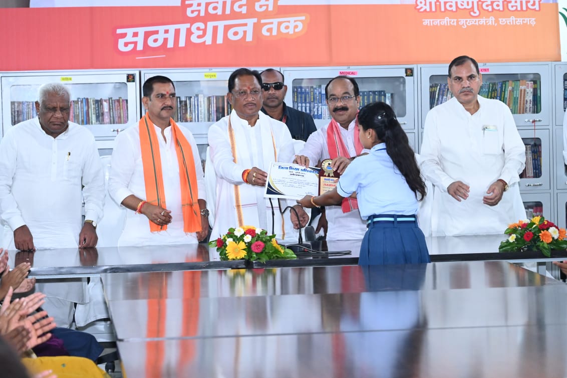 मुख्यमंत्री ने मुंगेली जिला ग्रंथालय में किया अतिरिक्त कक्ष का लोकार्पण, विद्यार्थियों को दिए सफलता के सूत्र