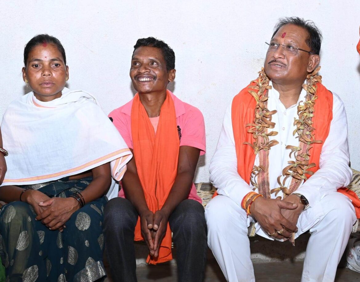 तेज हवाओं के बीच ढोढरीकला में अचानक उतरा मुख्यमंत्री का हेलिकॉप्टर