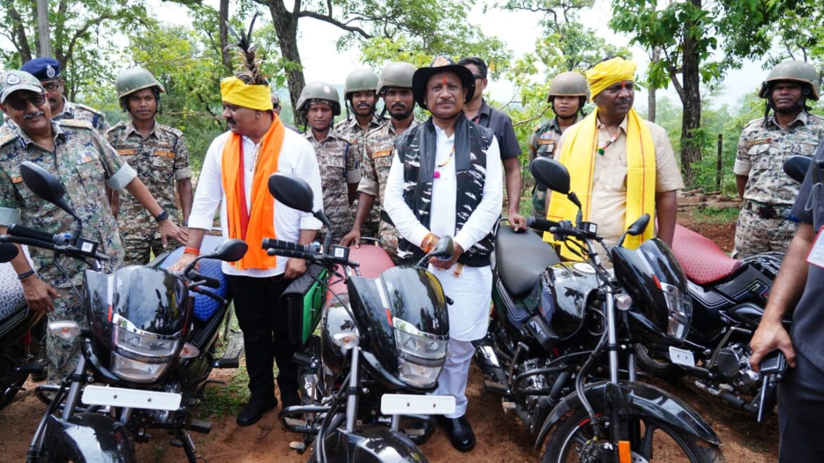 बासिंग  सुरक्षा कैंप में आयोजित कार्यक्रम में मुख्यमंत्री श्री  विष्णु देव साय ने सुरक्षा बलों को गस्त करने के लिए 50 बाइक को जवानों के साथ हरी झंडी दिखाकर रवाना किया